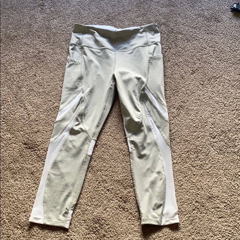 Women’s size medium Avia cropped leggings